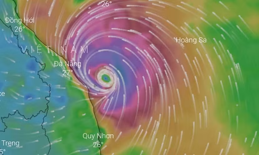 Siêu bão Noru chỉ còn cách đất liền khoảng 250km