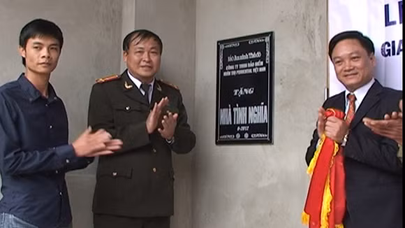 Bàn giao nhà tình nghĩa để người nghèo đón Tết ảnh 1