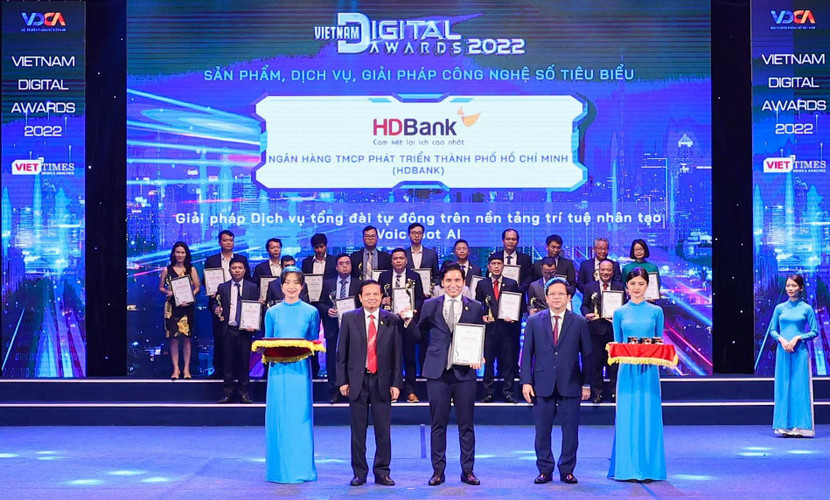 Ông Nguyễn Đức Dũng- Phó Giám đốc Trung tâm Chuyển đổi số HDBank (DTC)- đại diện HDBank nhận giải Ông Nguyễn Đức Dũng- Phó Giám đốc Trung tâm Chuyển đổi số HDBank (DTC)- đại diện HDBank nhận giải