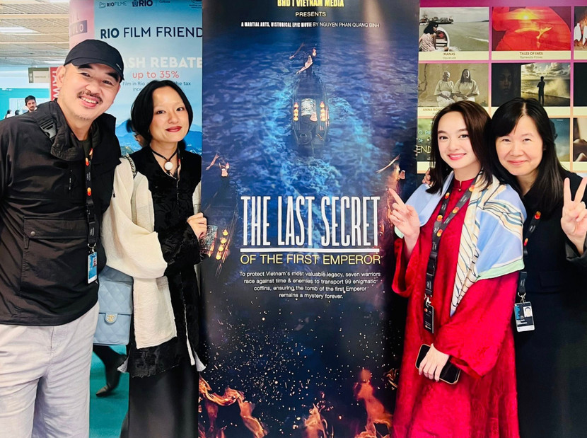 Đạo diễn Bùi Thạc Chuyên, diễn viên Hồ Thu Anh, Kaity Nguyễn và nhà sản xuất Ngô Bích Hạnh tại Cannes 2025 Đạo diễn Bùi Thạc Chuyên, diễn viên Hồ Thu Anh, Kaity Nguyễn và nhà sản xuất Ngô Bích Hạnh tại Cannes 2025