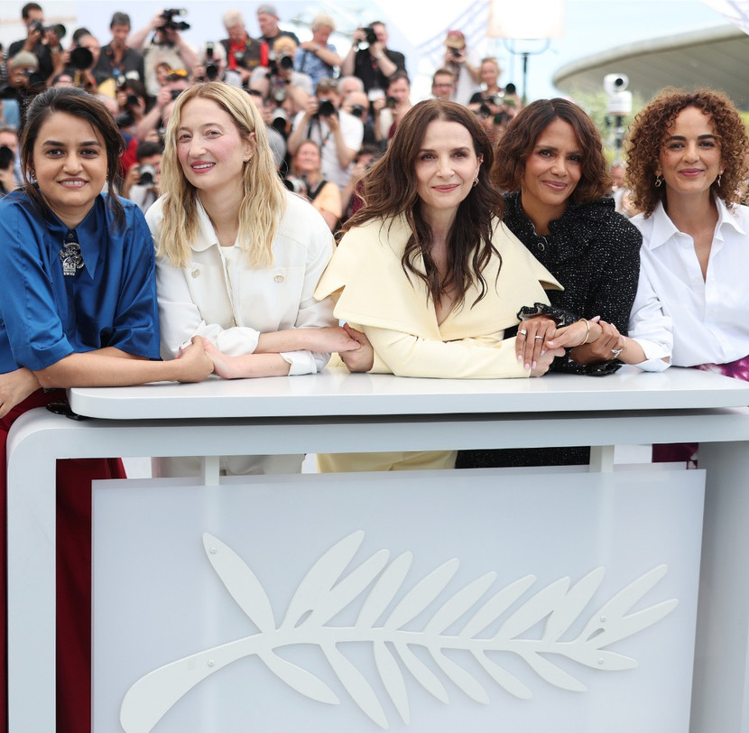 Có đến 5/9 giám khảo là nữ trong thành phần Ban giám khảo chấm giải Cành cọ Vàng năm nay gồm: Juliette Binoche (giữa), nhà làm phim Payal Kapadia (Ấn Độ), diễn viên Halle Berry (Mỹ), diễn viên Alba Rohrwacher (Italy) và Leila Slimani (nhà báo Pháp gốc Morocco)