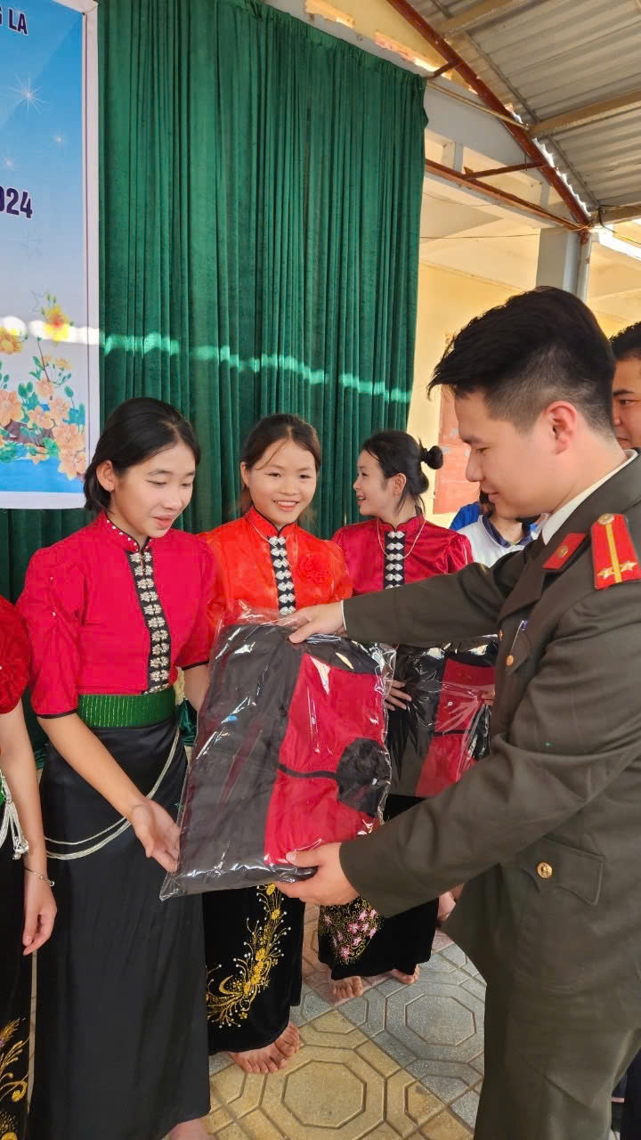 Thượng úy Nguyễn Anh Tú - Phó Bí thư đoàn CAH Sóc Sơn trong chuyến “Tình nguyện mùa đông 2023 - Xuân tình nguyện năm 2024” tại Bản Tả, xã Chiềng Hoa, huyện Mường La, tỉnh Sơn La