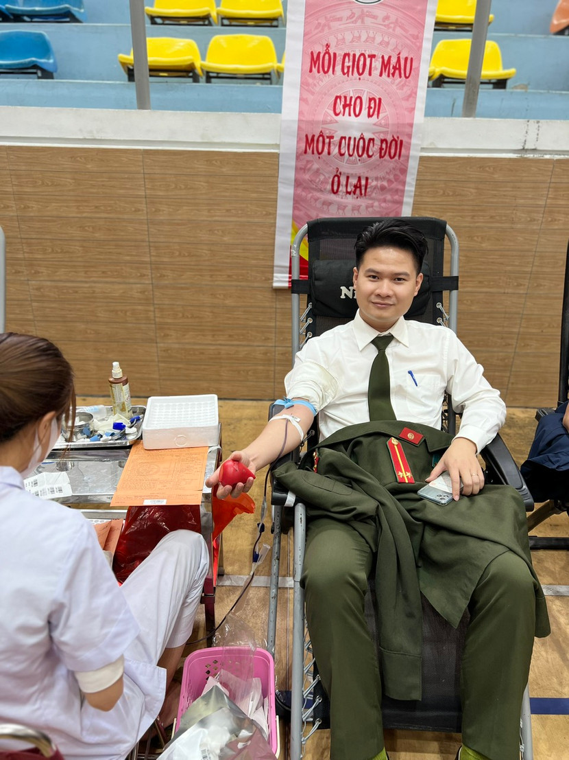 Thượng úy Nguyễn Anh Tú tham gia hoạt động “Hiến máu tình nguyện”