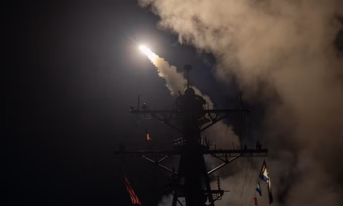 Tàu khu trục Mỹ phóng tên lửa hành trình Tomahawk nhằm vào vị trí Houthi hôm 11-1 Tàu khu trục Mỹ phóng tên lửa hành trình Tomahawk nhằm vào vị trí Houthi hôm 11-1