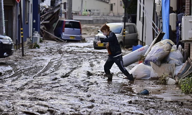 Bùn đất ngập trên phố sau trận lũ lụt do mưa lớn ở Wajima, tỉnh Ishikawa, ngày 22-9 Bùn đất ngập trên phố sau trận lũ lụt do mưa lớn ở Wajima, tỉnh Ishikawa, ngày 22-9