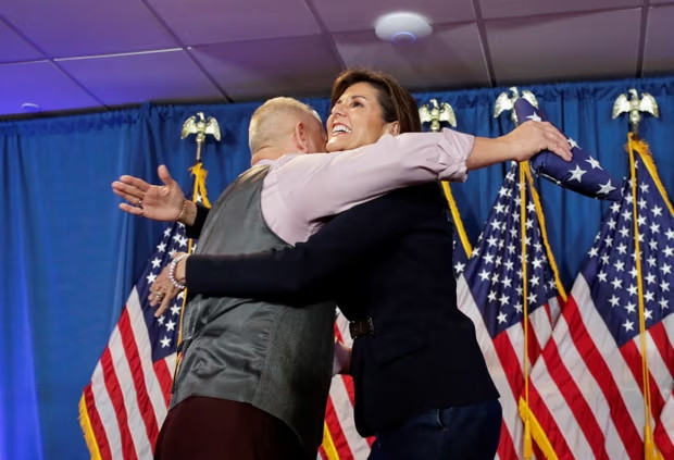 Bà Nikki Haley chào đón Chuẩn tướng quân đội đã nghỉ hưu Don Bolduc sau khi được giới thiệu tại 1 sự kiện vận động tranh cử ở Portland, bang Maine Bà Nikki Haley chào đón Chuẩn tướng quân đội đã nghỉ hưu Don Bolduc sau khi được giới thiệu tại 1 sự kiện vận động tranh cử ở Portland, bang Maine