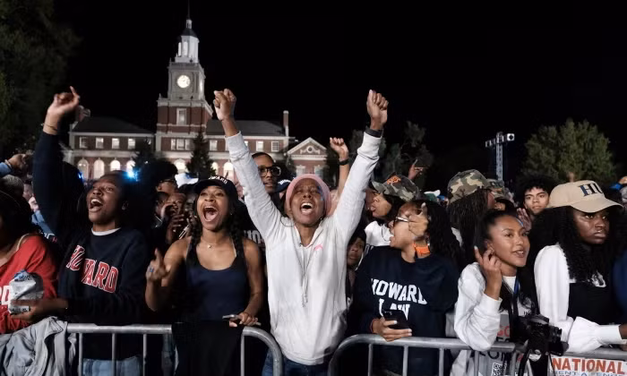 Mọi người reo hò khi theo dõi kết quả cuộc bầu cử tại ngôi trường cũ của Phó Tổng thống Mỹ Kamala Harris