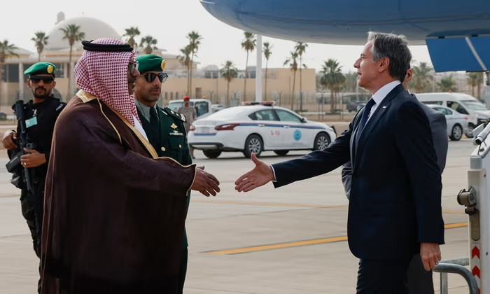 Ngoại trưởng Mỹ Antony Blinken (ảnh phải) đến Thủ đô Riyadh của Saudi Arabia hôm 29-4-2024 Ngoại trưởng Mỹ Antony Blinken (ảnh phải) đến Thủ đô Riyadh của Saudi Arabia hôm 29-4-2024
