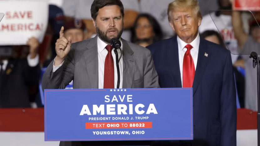 Ông Donald Trump (bên phải) và Thượng nghị sĩ J.D. Vance