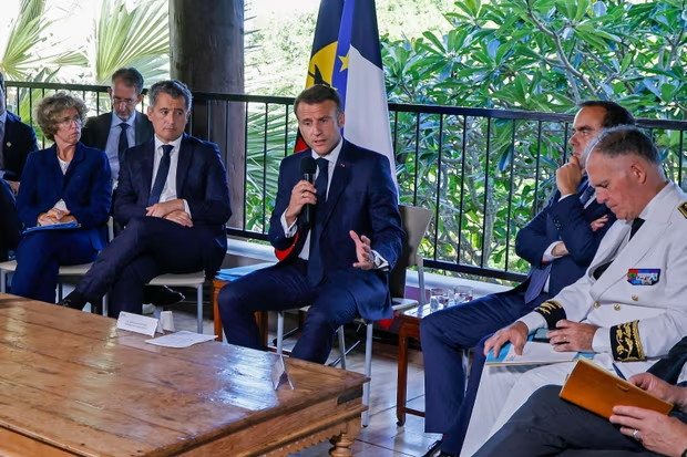 Tổng thống Pháp Emmanuel Macron trao đổi với các quan chức địa phương ở New Caledonia