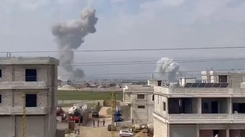 Khói bốc lên sau cuộc không kích của Israel vào nhóm Hezbollah ở Lebanon