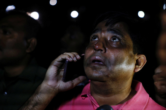 Người nhà ngóng chờ thông tin của thân nhân trong vụ cháy tối 29-2