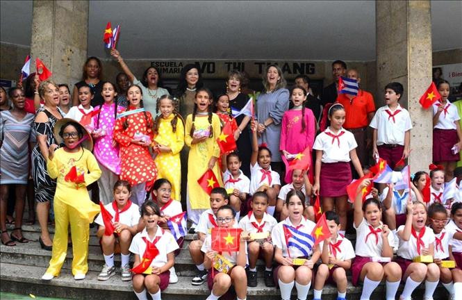 Phu nhân Ngô Phương Ly với học sinh Trường Tiểu học Võ Thị Thắng ở quận Playa, thủ đô La Habana