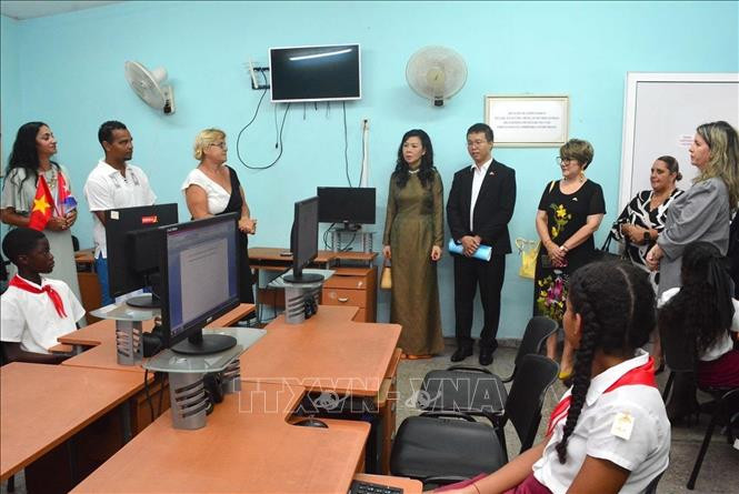 Phu nhân Ngô Phương Ly thăm Trường Tiểu học Võ Thị Thắng ở quận Playa, thủ đô La Habana