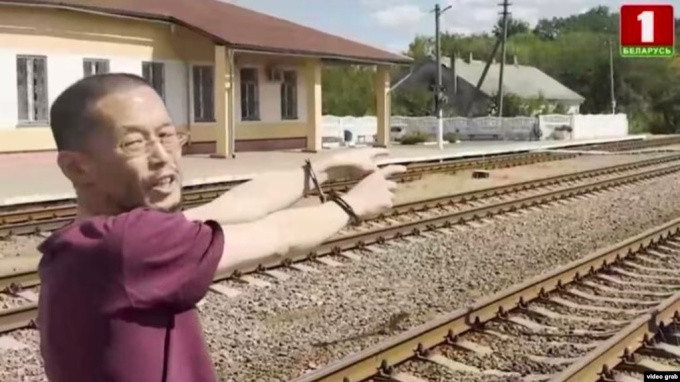 Người đàn ông, tay bị còng, đứng tại 1 ga tàu ở thành phố Gomel, Đông Nam Belarus