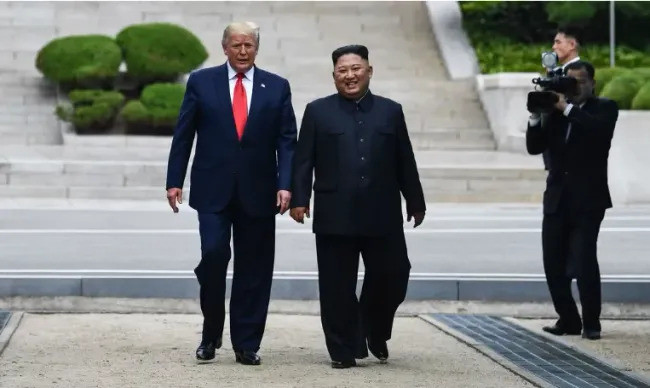 Tổng thống Mỹ Donald Trump và nhà lãnh đạo Triều Tiên Kim Jong Un trong cuộc gặp tại Khu phi quân sự liên Triều, tháng 6-2019
