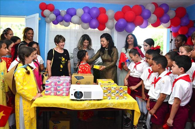 Phu nhân Ngô Phương Ly thăm, tặng quà học sinh Trường Tiểu học Võ Thị Thắng ở quận Playa, thủ đô La Habana
