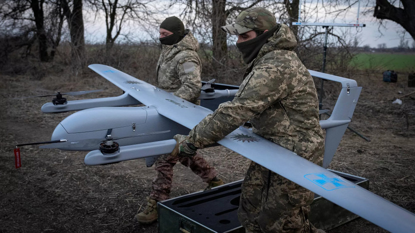 Binh sĩ Ukraine chuẩn bị vận hành chiếc UAV Poseidon H10