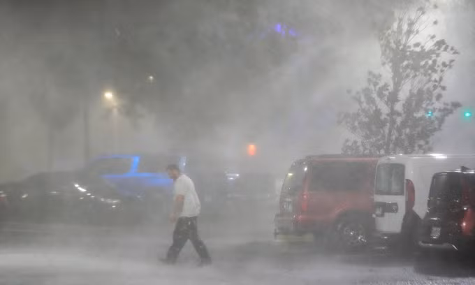 Bão Milton gây mưa to gió lớn ở Tampa, Florida