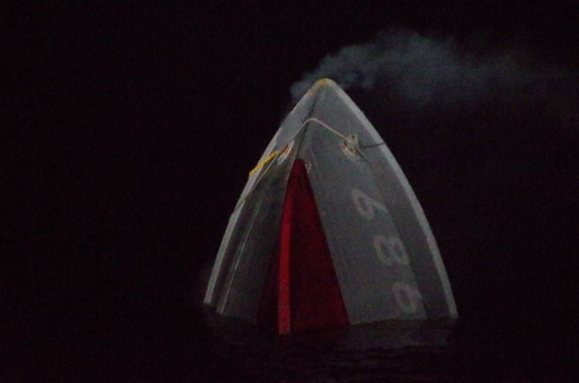 Phần mũi tàu vẫn còn nhìn thấy được vào lúc 8h sáng 11-11 trước khi chìm hoàn toàn khoảng 30 phút sau đó