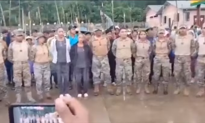 Những người được cho là quân nhân Bolivia bị nhóm vũ trang ủng hộ ông Morales bắt trong video đăng ngày 1-11. Ảnh chụp từ video