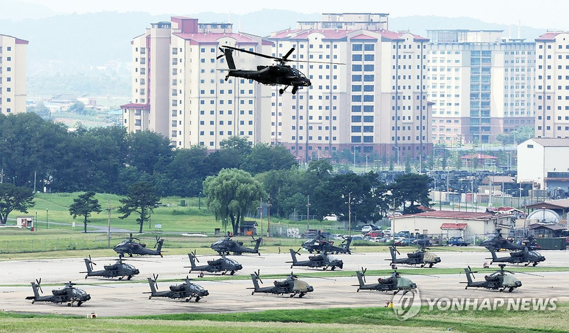 Các trực thăng Apache tại căn cứ quân sự Humphreys của Mỹ ở Pyeongtaek, Hàn Quốc Các trực thăng Apache tại căn cứ quân sự Humphreys của Mỹ ở Pyeongtaek, Hàn Quốc