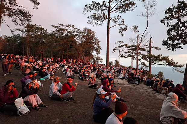 Khách du lịch ngắm bình minh ở Công viên quốc gia Phu Kradueng Khách du lịch ngắm bình minh ở Công viên quốc gia Phu Kradueng