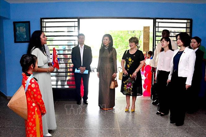 Phu nhân Ngô Phương Ly thăm Trường Tiểu học Võ Thị Thắng ở quận Playa, thủ đô La Habana