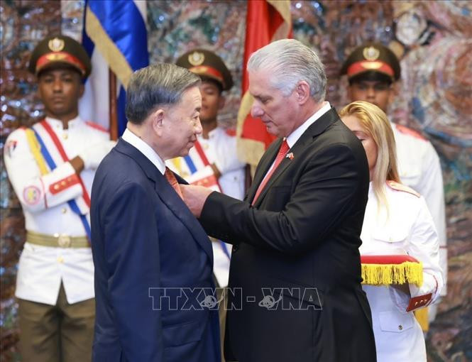 Bí thư thứ nhất Đảng Cộng sản Cuba, Chủ tịch Cuba Miguel Diaz Canel Bermudez trao tặng Huân chương Jose Marti cho Tổng Bí thư, Chủ tịch nước Tô Lâm Bí thư thứ nhất Đảng Cộng sản Cuba, Chủ tịch Cuba Miguel Diaz Canel Bermudez trao tặng Huân chương Jose Marti cho Tổng Bí thư, Chủ tịch nước Tô Lâm
