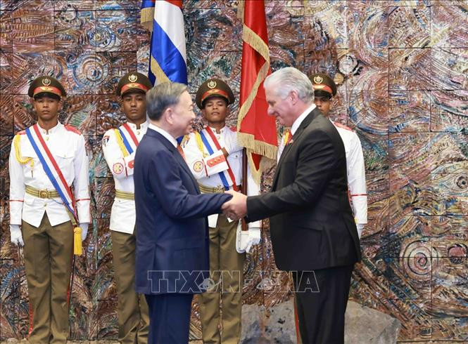Chủ tịch Cuba Miguel Diaz Canel Bermudez (bên phải) nồng nhiệt chúc mừng Tổng Bí thư, Chủ tịch nước Tô Lâm Chủ tịch Cuba Miguel Diaz Canel Bermudez (bên phải) nồng nhiệt chúc mừng Tổng Bí thư, Chủ tịch nước Tô Lâm