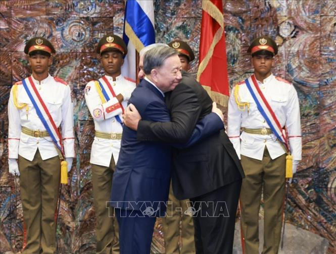 Bí thư thứ nhất Đảng Cộng sản Cuba, Chủ tịch Cuba Miguel Diaz Canel Bermudez và Tổng Bí thư, Chủ tịch nước Tô Lâm thể hiện tình cảm chân thành của những người anh em thân thiết Bí thư thứ nhất Đảng Cộng sản Cuba, Chủ tịch Cuba Miguel Diaz Canel Bermudez và Tổng Bí thư, Chủ tịch nước Tô Lâm thể hiện tình cảm chân thành của những người anh em thân thiết