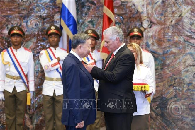 Bí thư thứ nhất Đảng Cộng sản Cuba, Chủ tịch Cuba Miguel Diaz Canel Bermudez trao tặng Huân chương Jose Marti cho Tổng Bí thư, Chủ tịch nước Tô Lâm Bí thư thứ nhất Đảng Cộng sản Cuba, Chủ tịch Cuba Miguel Diaz Canel Bermudez trao tặng Huân chương Jose Marti cho Tổng Bí thư, Chủ tịch nước Tô Lâm