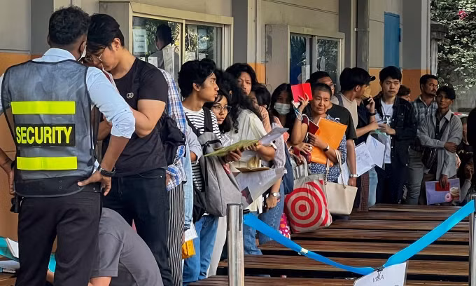 Hàng dài người xếp hàng chờ xin thị thực bên ngoài Đại sứ quán Thái Lan ở Yangon, Myanmar Hàng dài người xếp hàng chờ xin thị thực bên ngoài Đại sứ quán Thái Lan ở Yangon, Myanmar