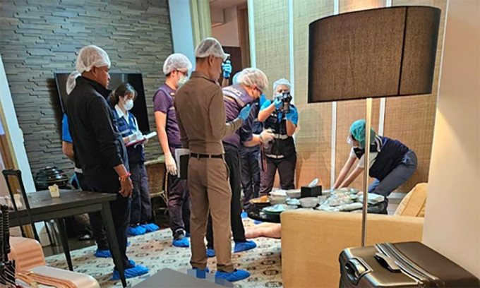 Cảnh sát và chuyên gia pháp y khám nghiệm nơi phát hiện 6 thi thể tại khách sạn ở Bangkok, Thái Lan ngày 16-7. Ảnh: Bangkok Post Cảnh sát và chuyên gia pháp y khám nghiệm nơi phát hiện 6 thi thể tại khách sạn ở Bangkok, Thái Lan ngày 16-7. Ảnh: Bangkok Post
