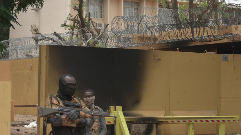 Bên ngoài Đại sứ quán Pháp ở Ouagadougou Bên ngoài Đại sứ quán Pháp ở Ouagadougou