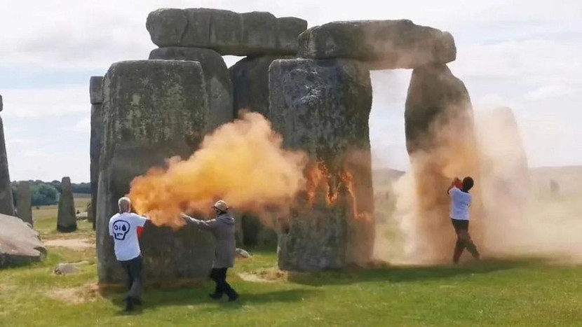 2 nhà hoạt động môi trường bị tình nghi phun sơn màu cam lên di tích Stonehenge 2 nhà hoạt động môi trường bị tình nghi phun sơn màu cam lên di tích Stonehenge