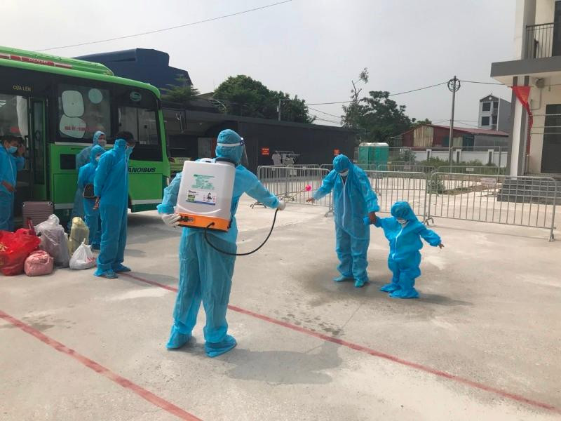 Các công dân F1 ở Ninh Sở và Hòa Bình, huyện Thường Tín được đưa đi cách ly tập trung tại tường Tiểu học xã Bình Minh, Thanh Oai