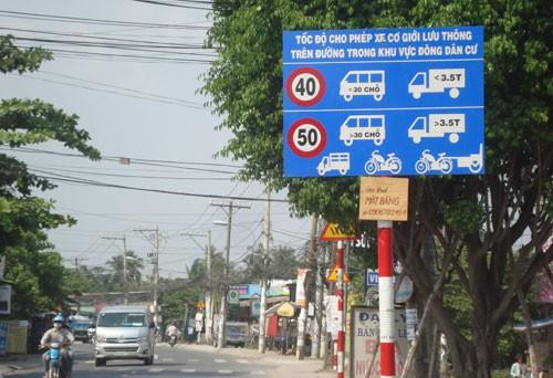 Nhiều ý kiến cho rằng, nên giảm tốc độ lưu thông tối đa qua khu vực đông dân cư còn 30km/h để giảm TNGT Nhiều ý kiến cho rằng, nên giảm tốc độ lưu thông tối đa qua khu vực đông dân cư còn 30km/h để giảm TNGT