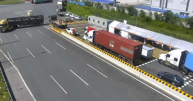 Đến chiều cùng ngày, việc kiểm soát tại chốt ra vào TP đã gây tình trạng ùn ứ trên cao tốc