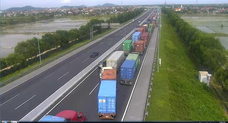 Hàng dài xe tải xếp hàng chờ khai báo y tế trên cao tốc Hà Nội- Hải Phòng trước khi vào Hải Phòng
