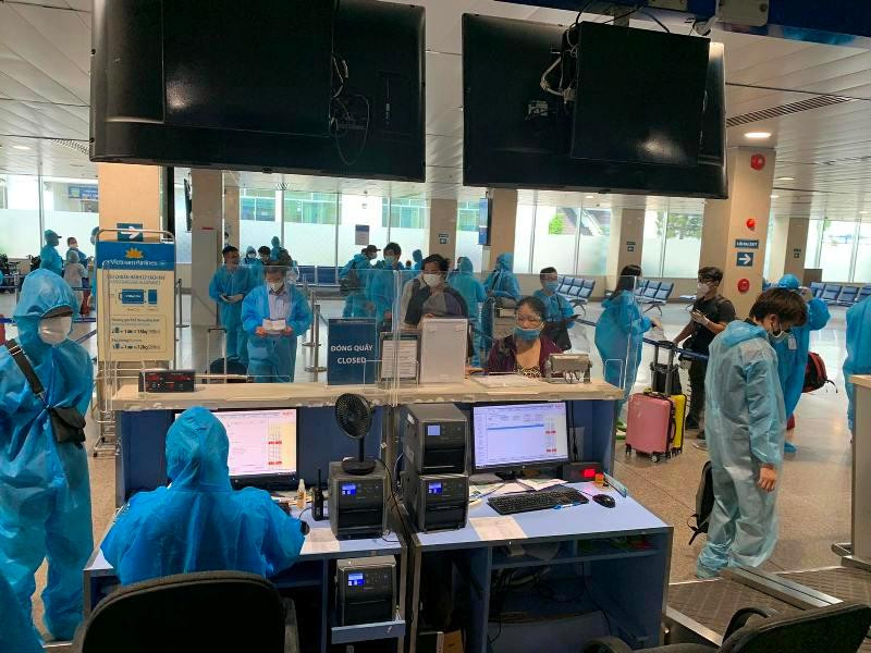 Chiều tối ngày 22/7, chuyến bay đầu tiên đưa 300 người từ TP.HCM về Nội Bài