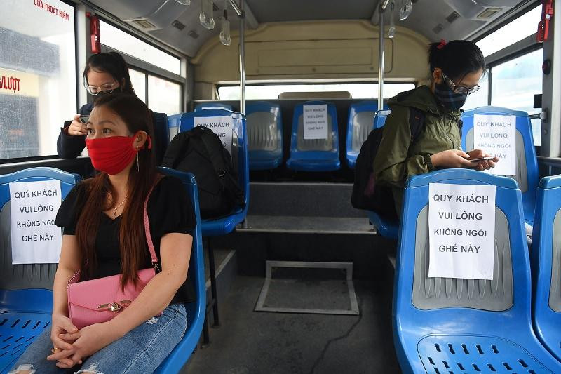 Theo quy định, để phòng dịch Covid-19, xe buýt không được chở quá 50% số ghế Theo quy định, để phòng dịch Covid-19, xe buýt không được chở quá 50% số ghế