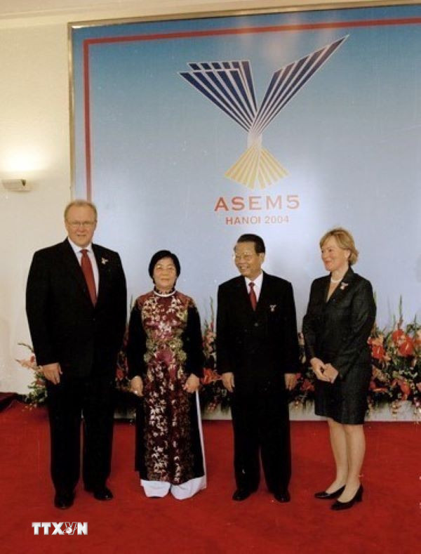 Chủ tịch nước Trần Đức Lương và Phu nhân đón Thủ tướng Thụy Điển Goran Persson và Phu nhân tham dự Lễ khai mạc Hội nghị cấp cao Á-Âu lần thứ 5 (ASEM 5), được tổ chức tại Hà Nội (8/10/2004). (Ảnh: Xuân Tuân/TTXVN)