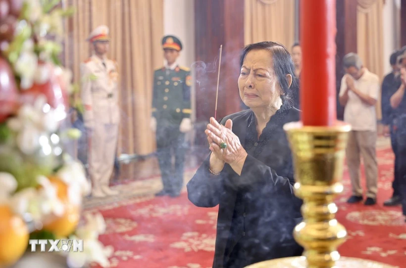 Đại diện gia đình của nguyên Chủ tịch nước Trần Đức Lương tại Thành phố Hồ Chí Minh tại lễ viếng. (Ảnh: Hồng Giang/TTXVN) Đại diện gia đình của nguyên Chủ tịch nước Trần Đức Lương tại Thành phố Hồ Chí Minh tại lễ viếng. (Ảnh: Hồng Giang/TTXVN)