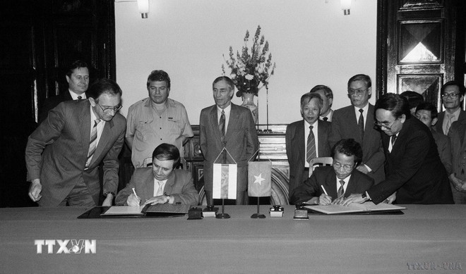 Phó Chủ tịch Hội đồng Bộ trưởng Trần Đức Lương và Phó Chủ tịch Hội đồng Bộ trưởng Belarus Nikolay Kostikov ký Hiệp định hợp tác Việt Nam-Belarus (Hà Nội, 19/3/1992). (Ảnh: Xuân Tuân/TTXVN)