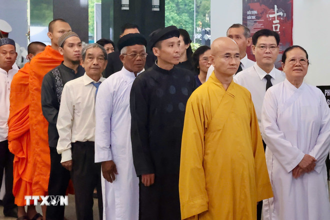 Các tổ chức tôn giáo vào viếng nguyên Ủy viên Bộ Chính trị, nguyên Chủ tịch nước Trần Đức Lương. (Ảnh: Hồng Giang/TTXVN) Các tổ chức tôn giáo vào viếng nguyên Ủy viên Bộ Chính trị, nguyên Chủ tịch nước Trần Đức Lương. (Ảnh: Hồng Giang/TTXVN)