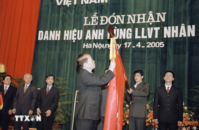 Chủ tịch nước Trần Đức Lương trao tặng Danh hiệu Anh hùng Lực lượng vũ trang nhân dân cho Thông tấn xã Việt Nam, ngày 17/4/2005. (Ảnh: Nguyễn Khang/TTXVN)