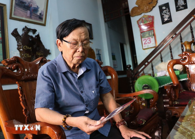 Ông Lê Trung Việt, nguyên Chánh văn phòng Đoàn Đại biểu Quốc hội và Hội đồng nhân dân tỉnh Quảng Ngãi bồi hồi xúc động khi nghe tin nguyên Chủ tịch nước Trần Đức Lương từ trần. (Ảnh: Đinh Hương/TTXVN) Ông Lê Trung Việt, nguyên Chánh văn phòng Đoàn Đại biểu Quốc hội và Hội đồng nhân dân tỉnh Quảng Ngãi bồi hồi xúc động khi nghe tin nguyên Chủ tịch nước Trần Đức Lương từ trần. (Ảnh: Đinh Hương/TTXVN)