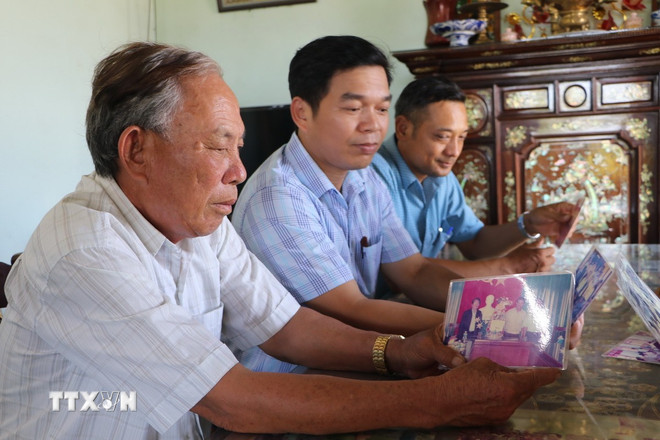 Nguyên Bí thư Đảng ủy xã Phổ Khánh (giai đoạn 2000-2010) Nguyễn Đức Thọ (bìa trái) xem lại tấm ảnh được chụp cùng nguyên Chủ tịch nước Trần Đức Lương. (Ảnh: Đinh Hương/TTXVN) Nguyên Bí thư Đảng ủy xã Phổ Khánh (giai đoạn 2000-2010) Nguyễn Đức Thọ (bìa trái) xem lại tấm ảnh được chụp cùng nguyên Chủ tịch nước Trần Đức Lương. (Ảnh: Đinh Hương/TTXVN)