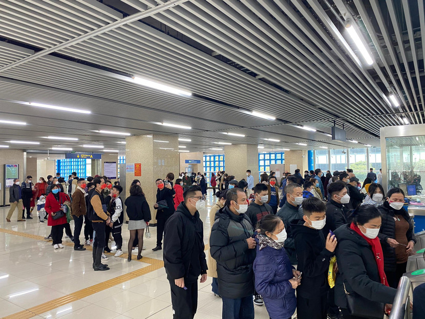 Người dân xếp hàng mua vé tàu Cát Linh- Hà Đông chiều 4/2